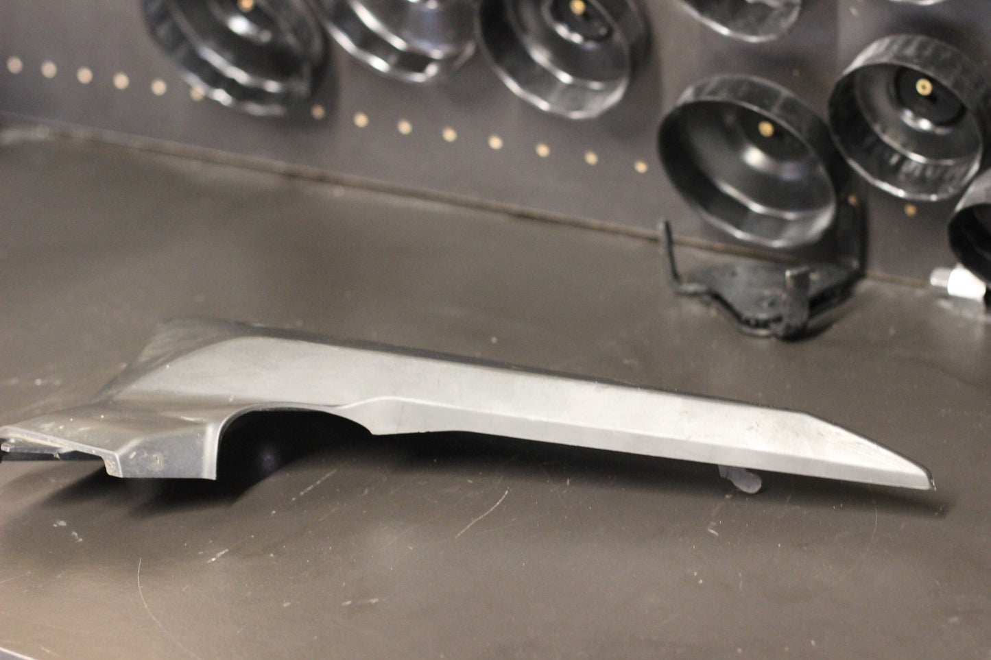 Carénage sous selle gauche Yamaha XJ6 2008-2016
